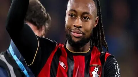 哈登表现低迷，全场14中4三分6中2，仅得17分5篮板8助攻，失误6次，正负值+4